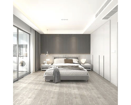 Chambre lumineuse avec lit, tables de chevet et armoire