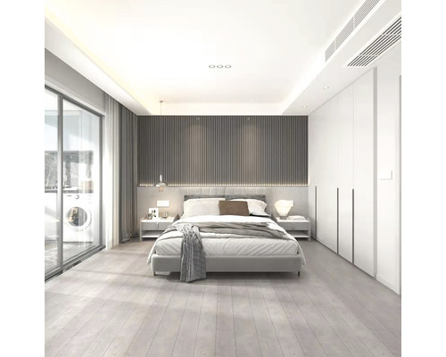 Chambre claire avec lit, tables de chevet, armoire et fenêtre