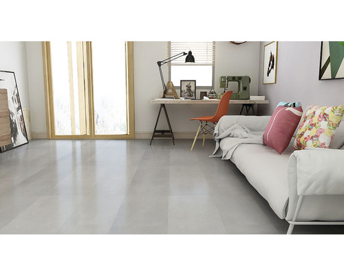 Pièce lumineuse avec sol gris, canapé, bureau et fenêtre