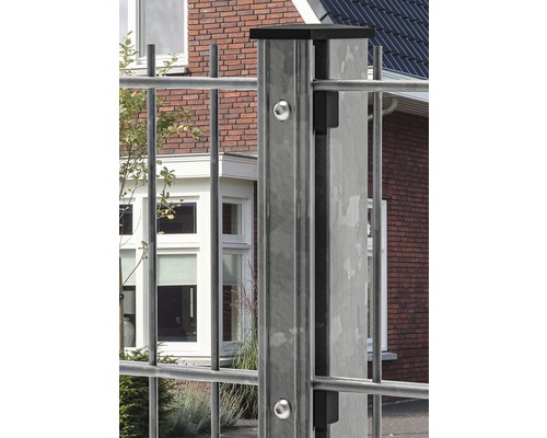 Vue détaillée d''un poteau de clôture avec support et vis de fixation