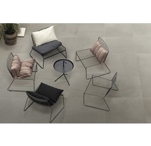 Gartenmöbel-Set mit Stühlen und Tisch auf Fliesen