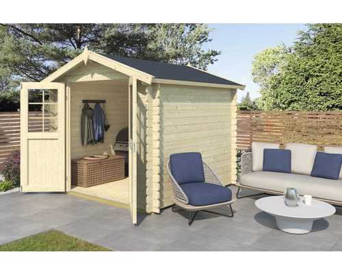 Scène de jardin avec abri de jardin en bois ouvert, sièges et barbecue