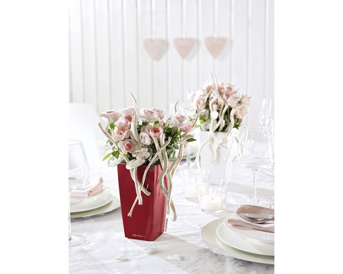 Table décorée avec jardinière rouge et arrangement floral
