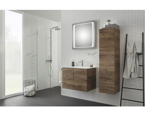 Badezimmer mit Waschtischunterschrank, Spiegelschrank, Hochschrank und Dusche