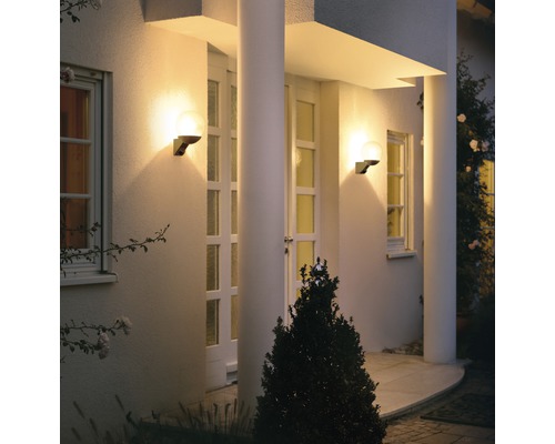 Façade éclairée avec deux appliques murales sphériques