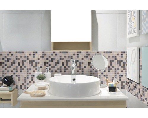 Revêtement mural PVC Ceramics Carrara 67,5 cm de large (au mètre) Salle de bain avec mosaïque, lavabo, miroir et accessoires