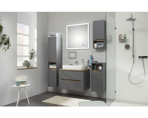 Helles Badezimmer mit Waschbeckenunterschrank, Spiegelschrank, Hochschrank und Dusche.