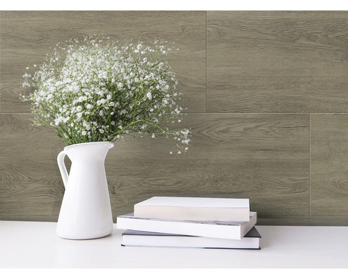 Kunststoffpaneel GX Wall+ Alpin Larch 600 x 300 x 5 mm Dekorative Holzpaneele mit weißen Büchern und Blumenvase