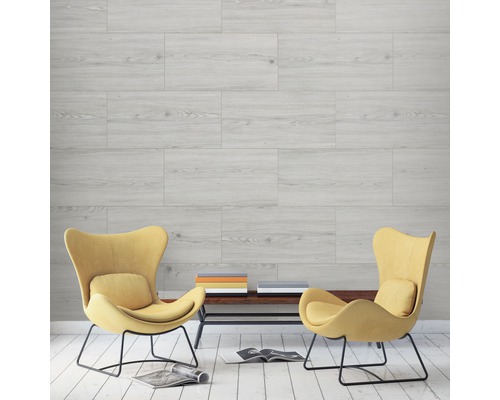 Salon lumineux avec panneaux muraux imitation bois et deux fauteuils