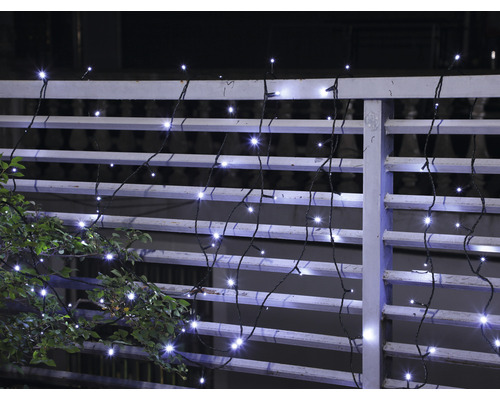 Guirlande lumineuse décorative sur une balustrade extérieure