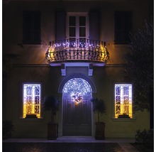 Façade de maison avec éclairage de Noël sur le balcon, les fenêtres et la porte