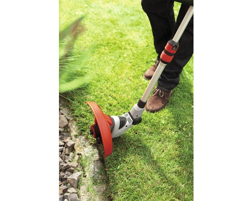 Coupe-bordure en cours d''utilisation pour tailler les bordures d''une pelouse