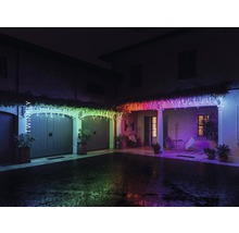 Maison illuminée avec guirlande lumineuse Twinkly suspendue au-dessus de l''entrée