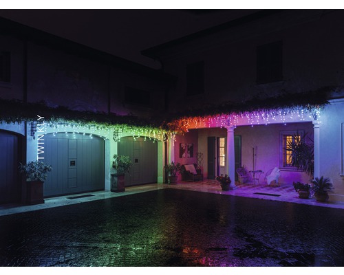 Maison illuminée avec guirlande lumineuse Twinkly suspendue au-dessus de l''entrée
