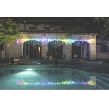 Vue extérieure d''une maison avec piscine et guirlande lumineuse colorée