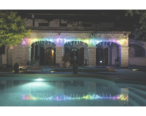 Vue extérieure d''une maison avec piscine et guirlande lumineuse colorée