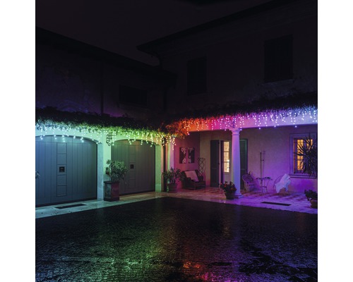 Façade de maison avec guirlande lumineuse LED comme éclairage de fête