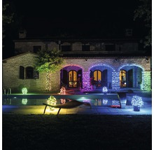 Maison illuminée avec des lumières LED près de la piscine