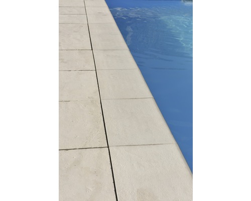 Piscine avec margelles