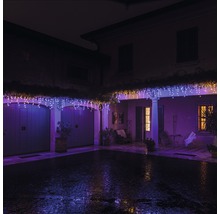 Bâtiment éclairé avec guirlande lumineuse effet pluie de glace pour la décoration