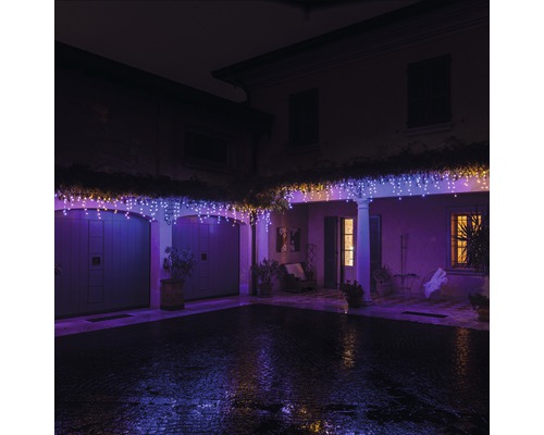 Bâtiment éclairé avec guirlande lumineuse effet pluie de glace pour la décoration