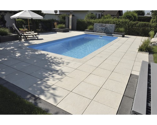 Scène de jardin avec piscine et terrasse claire en dalles de pierre
