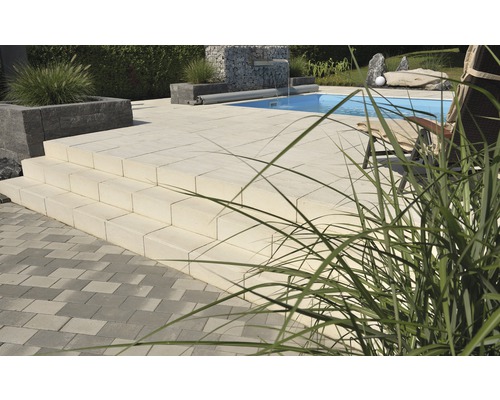 Photo extérieure d''une terrasse avec marches, piscine et mur en gabions
