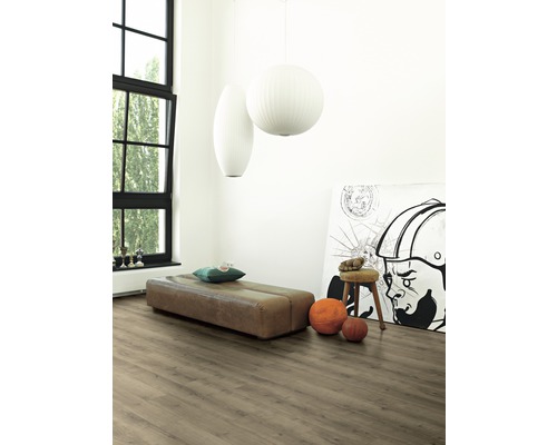 Pièce lumineuse avec parquet, banc, œuvre d''art et suspensions