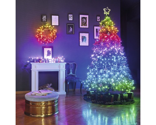 Décoration de salon de Noël avec couronne lumineuse, sapin de Noël lumineux et cheminée