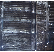 Guirlande lumineuse en filet avec des lumières blanches sur un plafond
