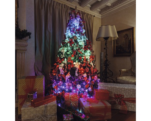 Sapin de Noël décoré avec des cadeaux dans un salon