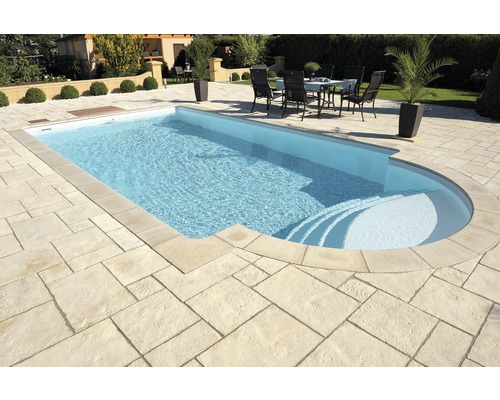 Piscine avec surface d''eau et terrasse en pierre