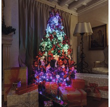 Sapin de Noël décoré avec des cadeaux dans une pièce