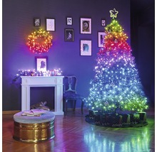Pièce festive avec sapin de Noël illuminé, couronne de porte et devanture de cheminée