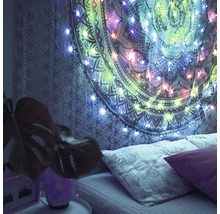 Chambre avec tapisserie murale et guirlande lumineuse au-dessus du lit