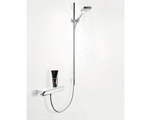 Duschgarnitur mit Brausekopf, Duschstange und Ablage mit Duschgel an der Wand