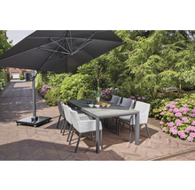 Scène de jardin avec table à manger, chaises et parasol