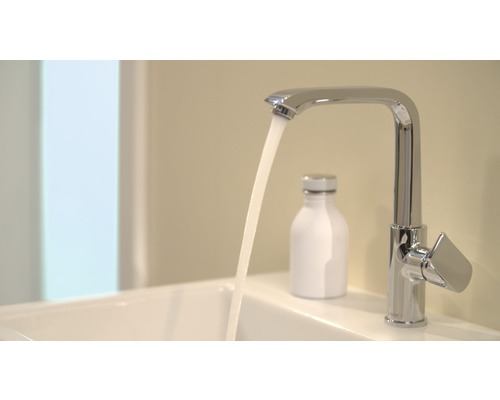 Verchromter Wasserhahn mit laufendem Wasser in einem Waschbecken