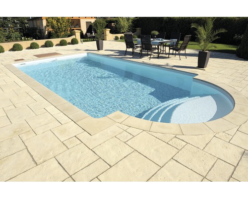 Schwimmbad mit Poolterrasse und Gartengestaltung