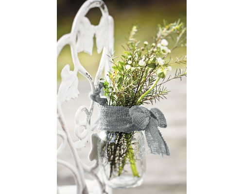 Vase à fleurs décorative avec un ruban sur un cadre métallique blanc