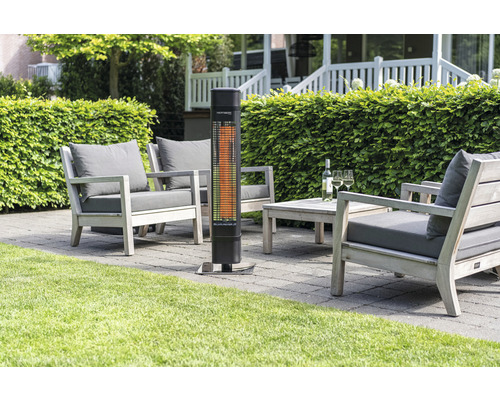 Scène avec radiateur de terrasse, table de jardin et chaises de jardin sur une terrasse