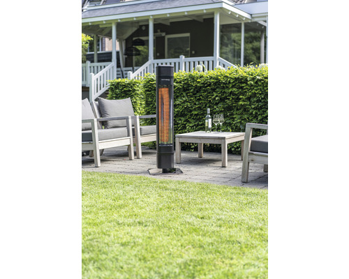 Terrasse avec chauffage de terrasse, mobilier de jardin et boissons à l''extérieur