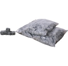 Trois sacs de pavés et cinq pavés en vrac
