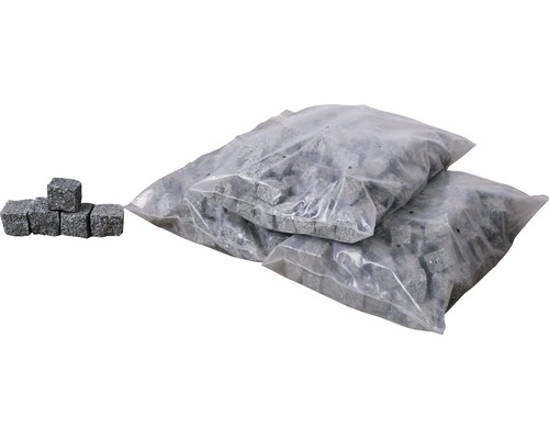 Trois sacs de pavés et cinq pavés en vrac