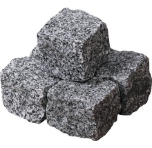 Pile de pavés de granit gris