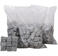 Trois sacs de pavés en granit