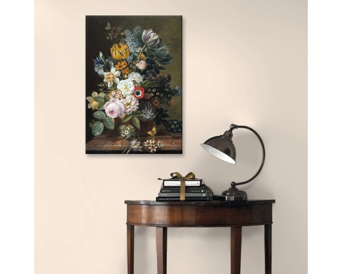Peinture de nature morte florale au-dessus de livres et d''une lampe sur une table