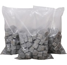 Trois sacs de pavés en granit