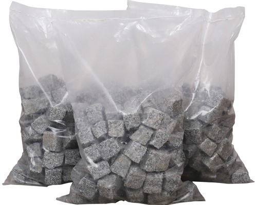 Trois sacs de pavés en granit