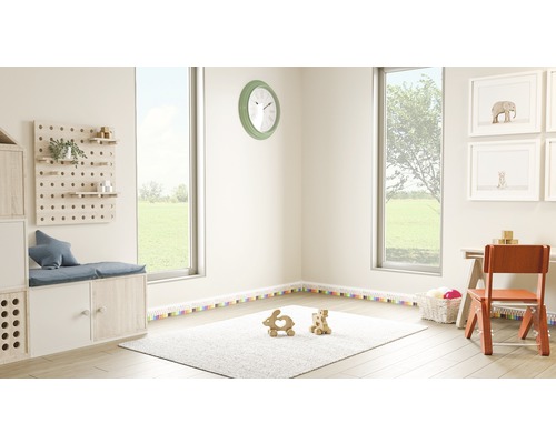 Chambre d''enfant lumineuse avec fenêtre, tapis, jouets, table et chaise